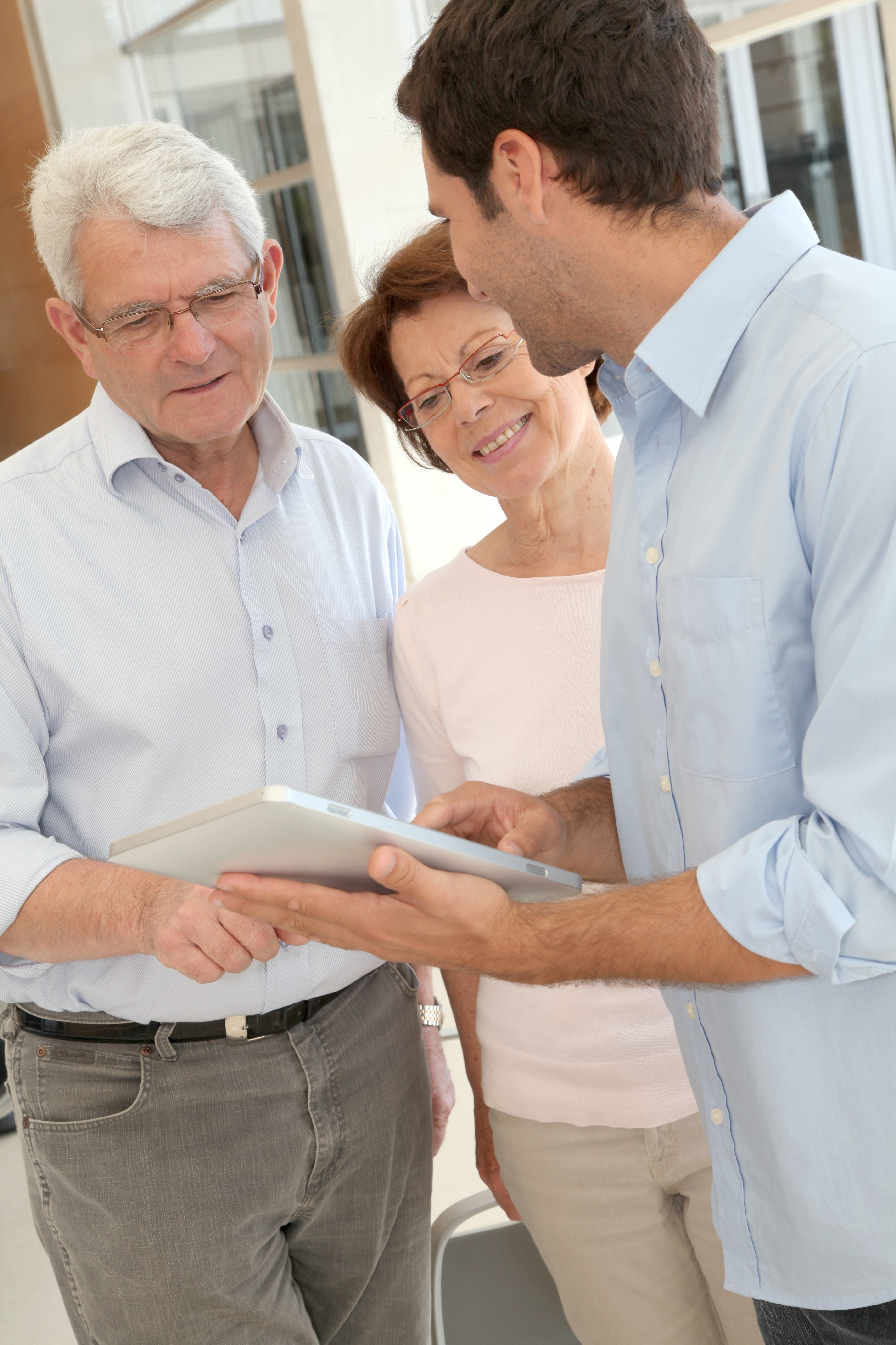 An elderly student learning how to use a tablet, in technology class.